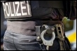 Polizeibeamter mit Handschellen (AFP)