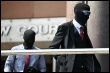 Die Verd�chtigen vor Gericht (AFP)